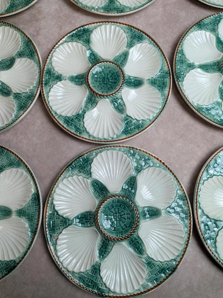Service 12 assiettes + plat à huîtres Longchamp barbotine coquille