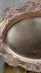 Plateau ovale ancien en métal argenté patiné – esprit Rocaille
