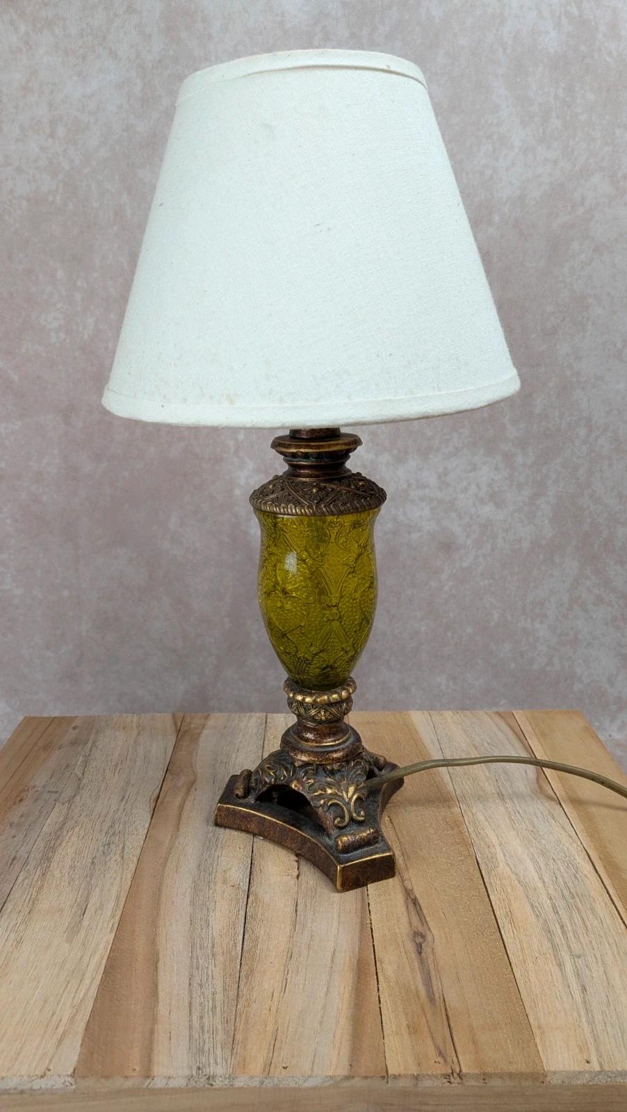 Lampe vintage pied imitation bronze & verre vert relief style ancien