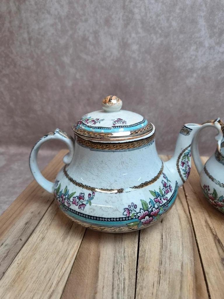 Théière ancienne et pot à lait assorti au joli décor fleuri rose et turquoise