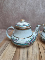 Théière ancienne et pot à lait assorti au joli décor fleuri rose et turquoise