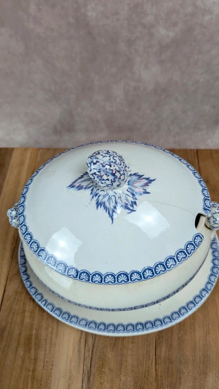 Saucière ancienne anglaise en faïence fine – décor violet – Xixe