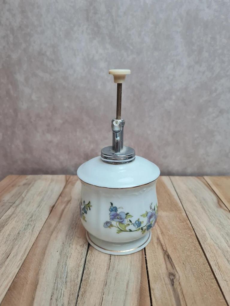 Pulvérisateur ancien en porcelaine décor floral – objet de toilette vintage 🌸