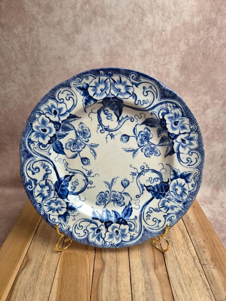 Plat rond Terre de Fer Creil et Montereau Flora – bleu ancien – 29 cm
