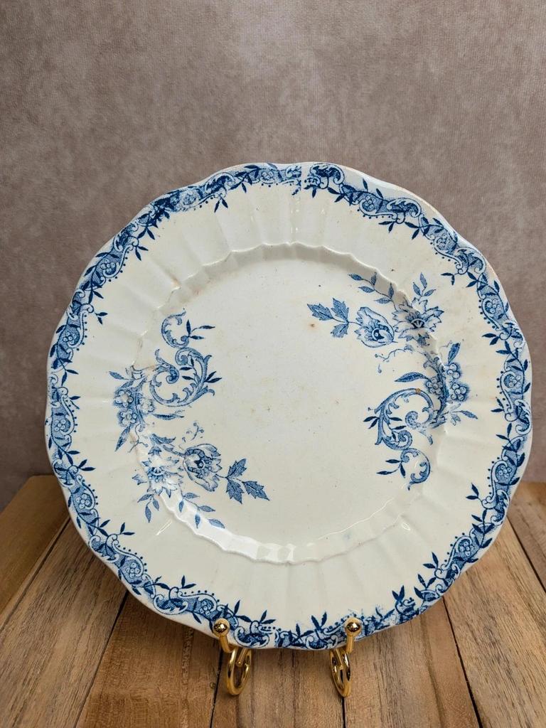Assiette ancienne en terre de fer Clairefontaine, modèle Montespan