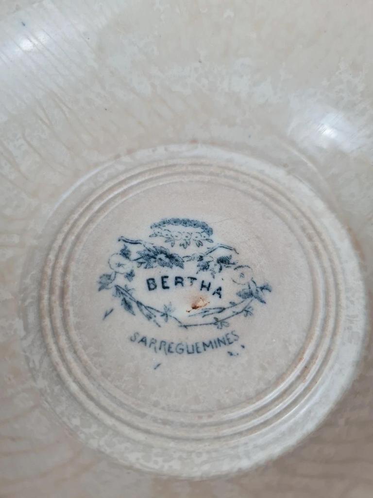 Ancienne soupière Sarreguemines, Modèle Bertha fin Xixe, grande pièce décorativ