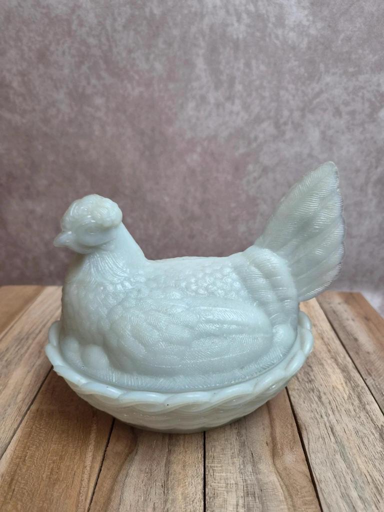 Service à œufs ancien Vallérysthal en opaline – poule et 6 coquetiers