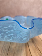 Abat-jour ancien en verre moucheté bleu et blanc – Bord ondulé – Vintage
