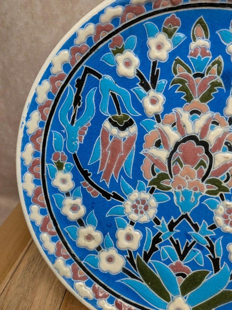 Assiette artisanale en céramique émaillée décor floral oriental