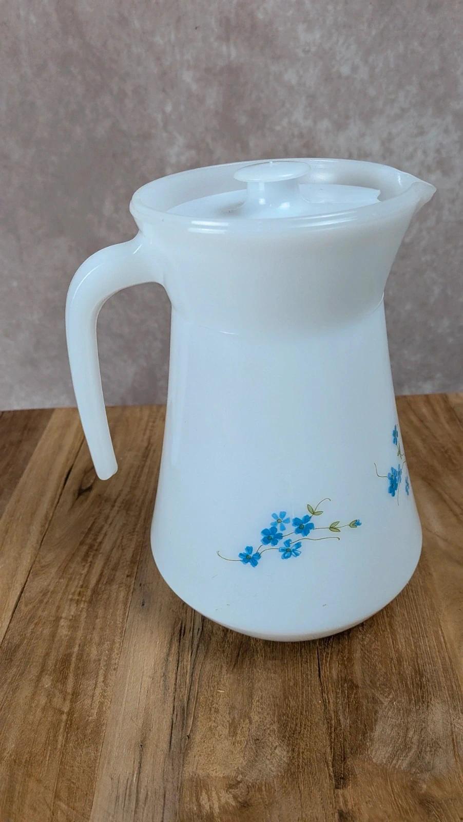 Pichet Arcopal vintage – modèle Myosotis – fleurs bleues