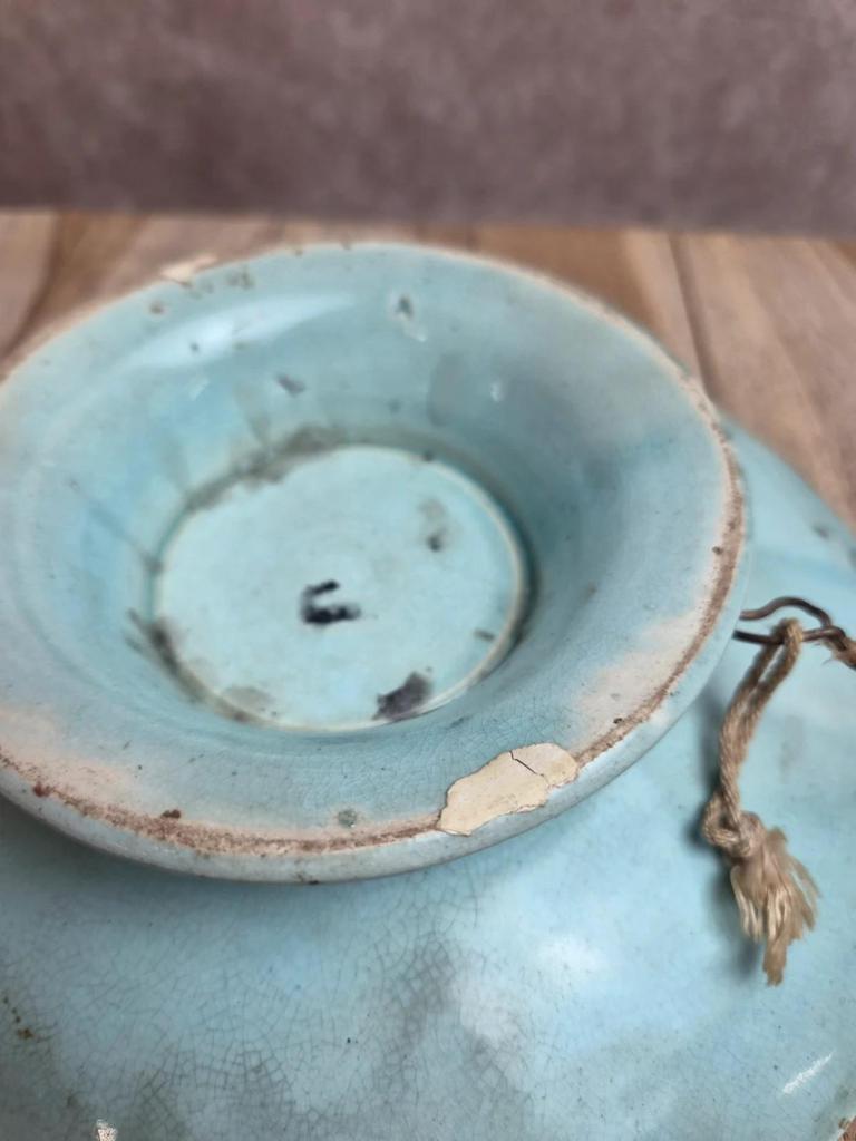 Ancien petit compotier en barbotine majolique turquoise – décor végétal en relief