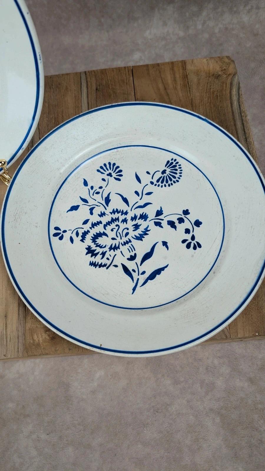 Lot de 2 assiettes anciennes Kg Lunéville modèle « Œillet »