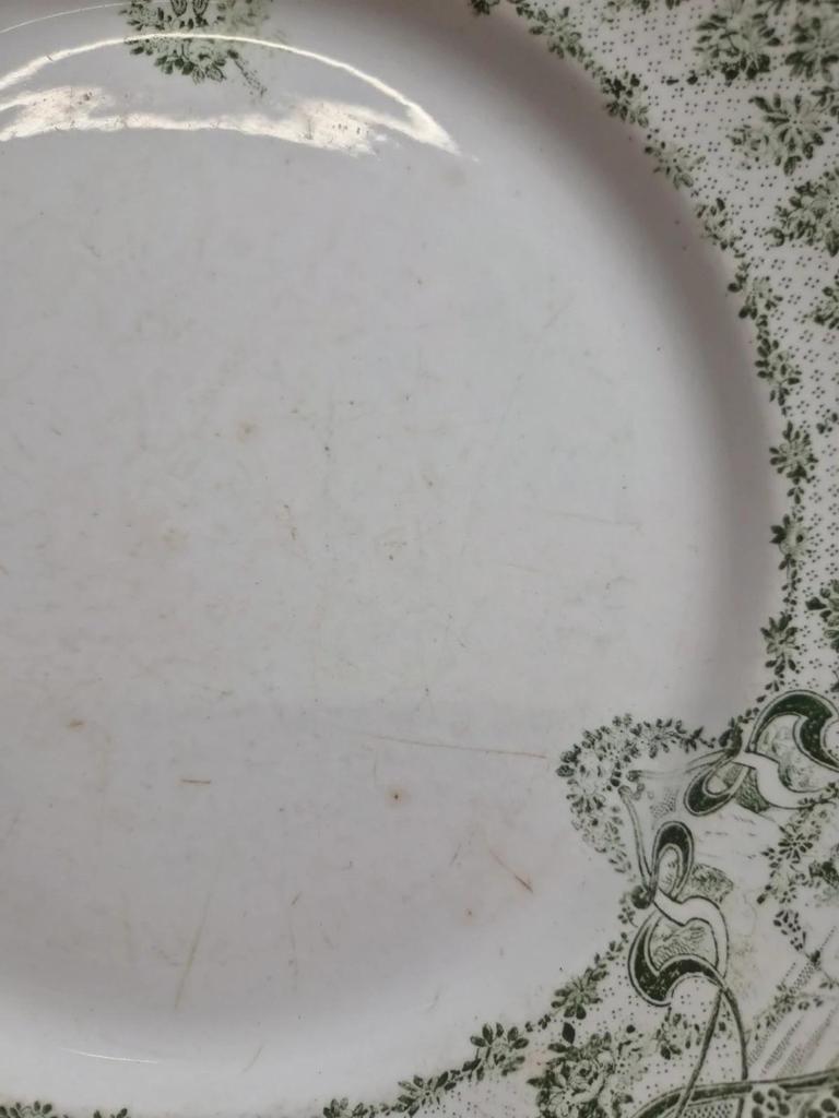 Assiette ancienne terre de fer Creil et Montereau modèle Compiègne verte
