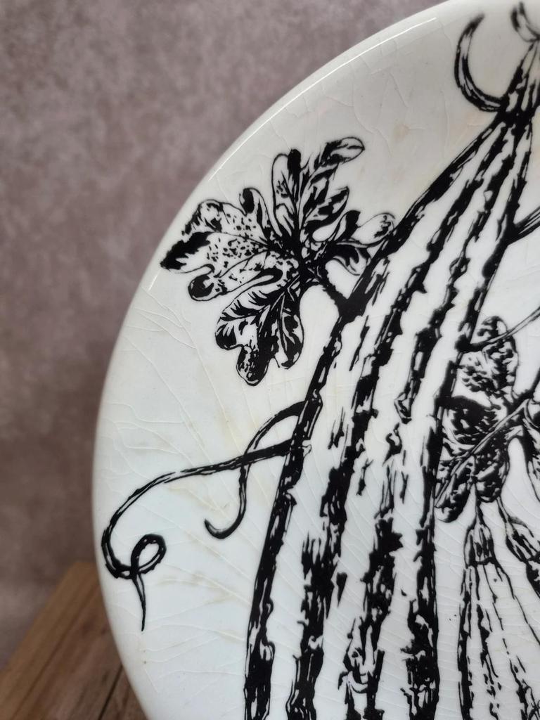 Assiette plate Gien France décor potager courgettes noir et blanc