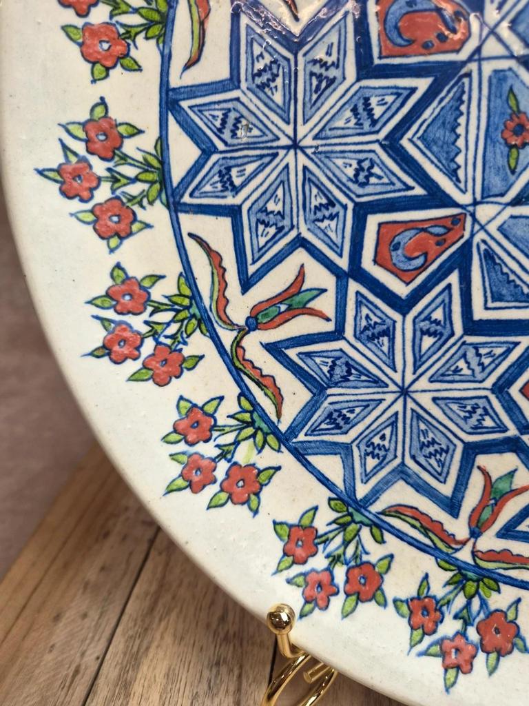 Grande assiette murale vintage en céramique de Kütahya signée – décor oriental peint à la main