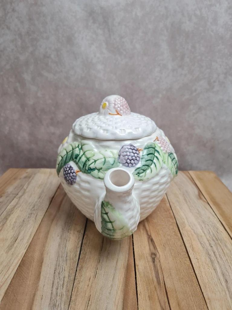 Théière ancienne barbotine décor fruits & feuillage – signée Fg 🍓🌿