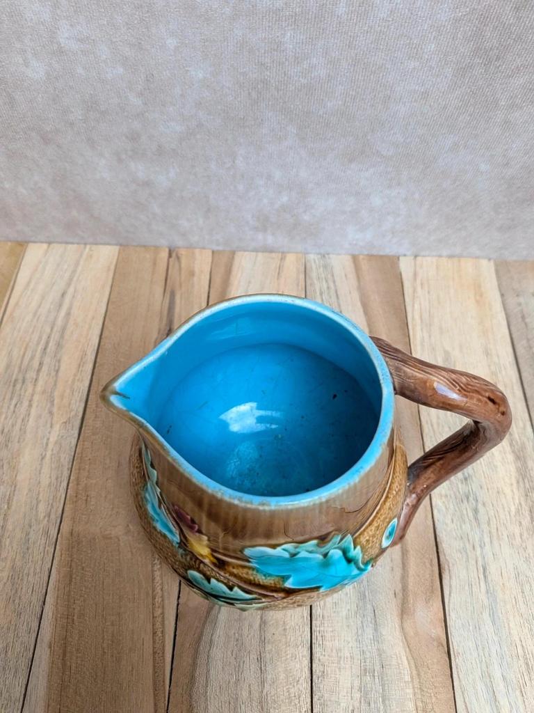Petit pichet en barbotine décor végétal