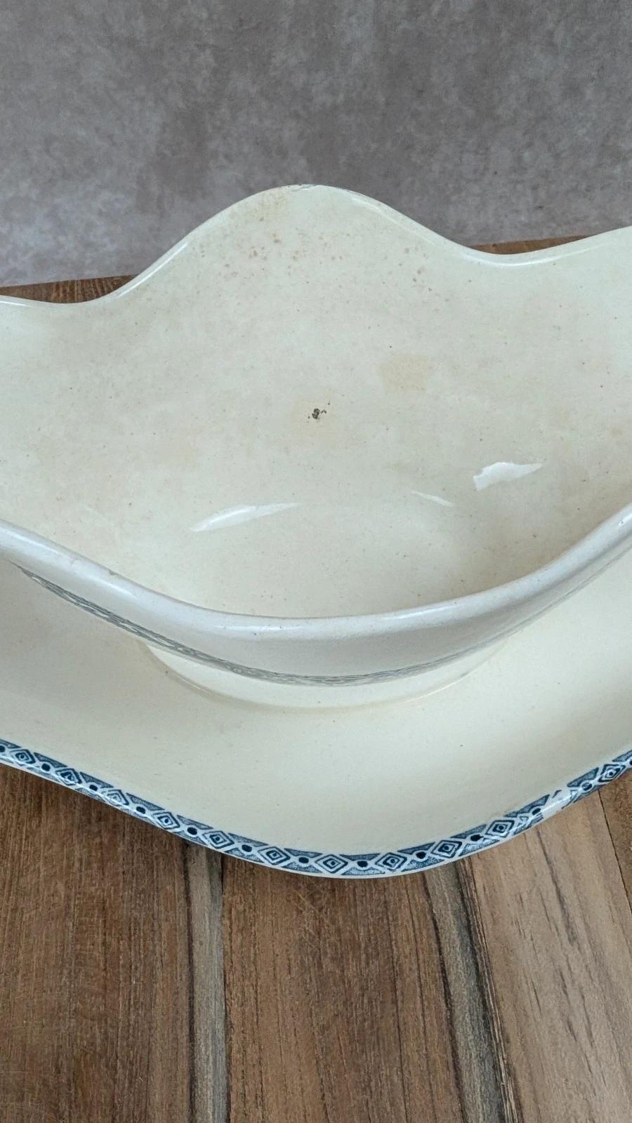 Ancienne saucière Salins – décor bleu sur faïence blanche