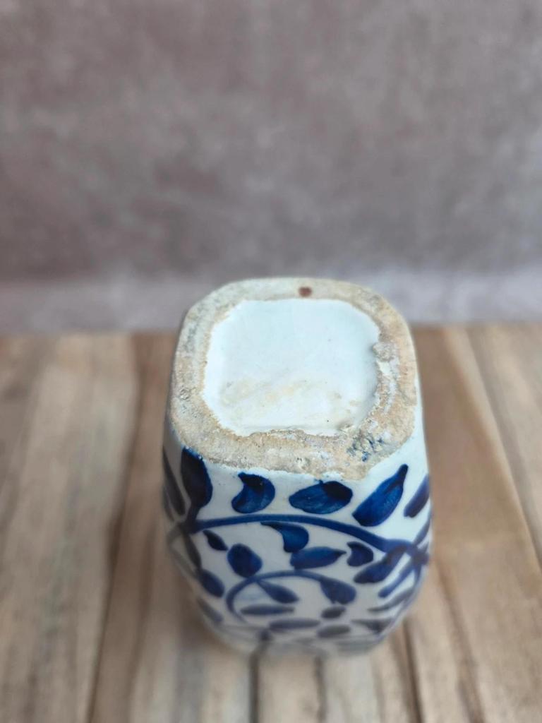 Petit vase ancien en faïence bleu et blanc peint main – décor oriental