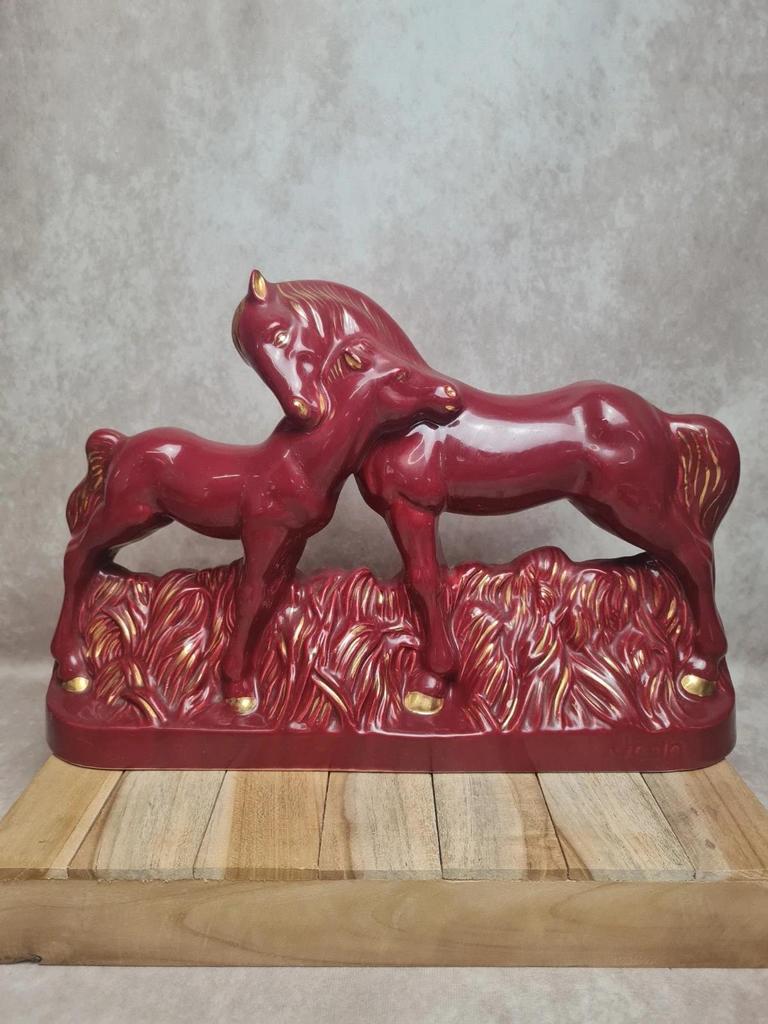 Sculpture vintage jument & poulain signée Jean – céramique rouge et dorure