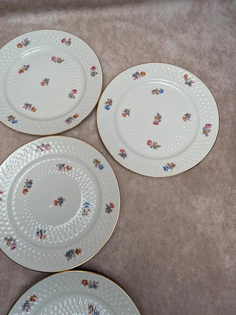 Lot de 10 petites assiettes en porcelaine fleurie et dorée vintage