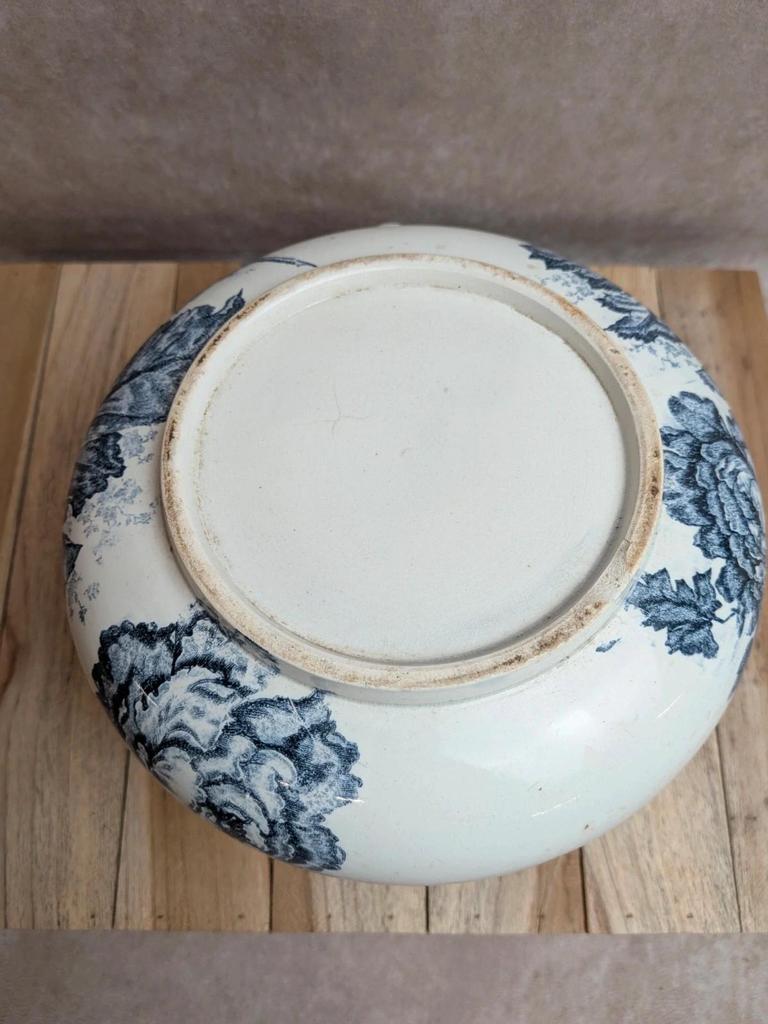 Petit broc joufflu ancien en terre de fer – décor floral bleu