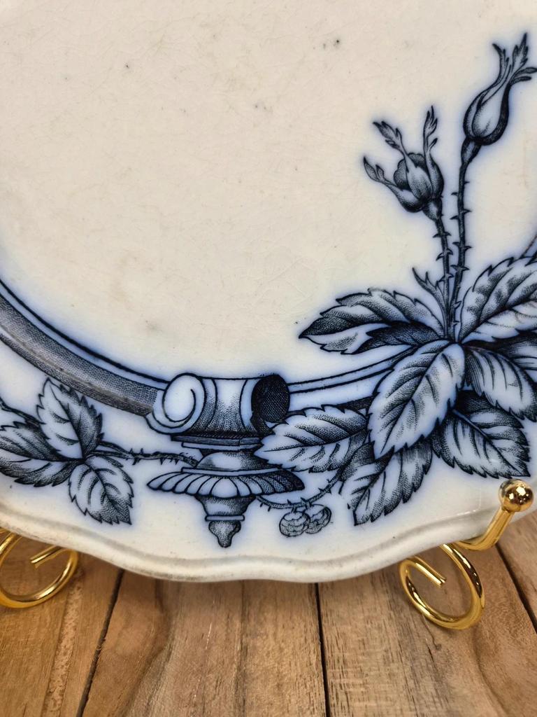 Assiette ancienne anglaise Bwm & Co – modèle Rose & Ivy – registre 1868 – décor bleu noir
