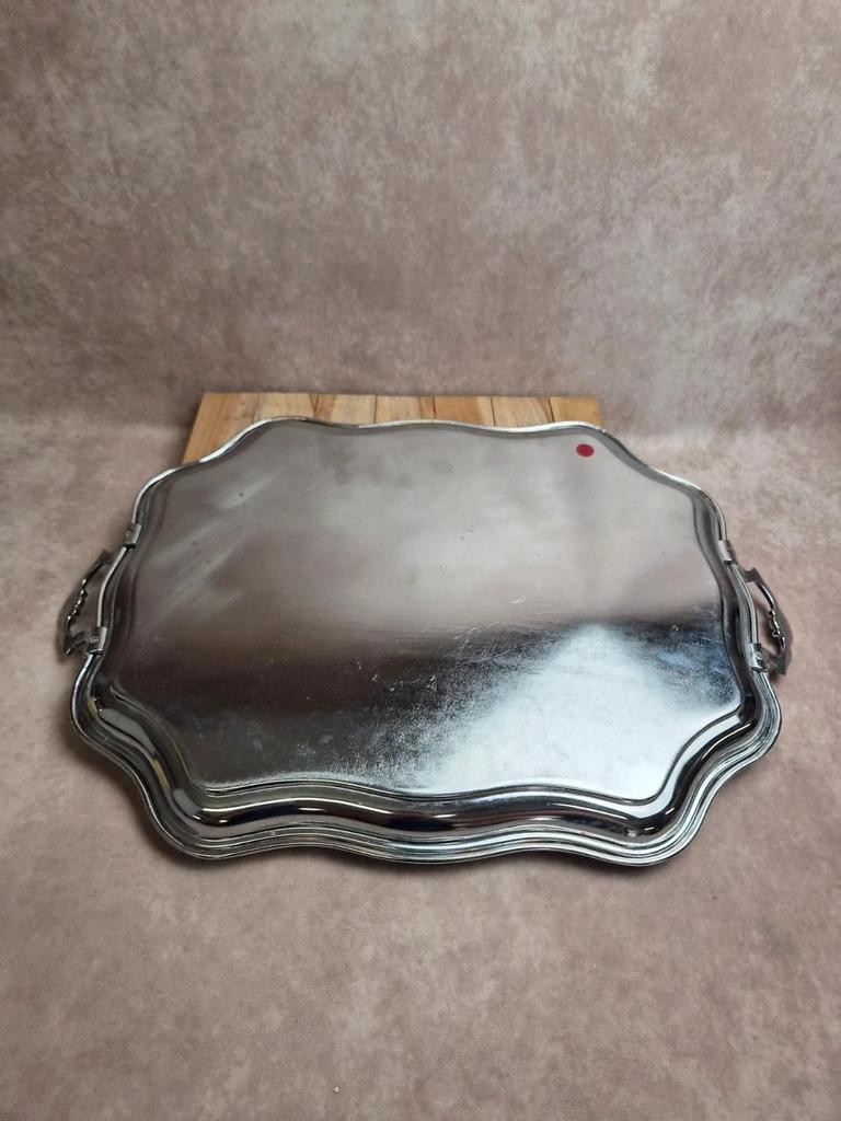 Grand plateau de service en métal argenté anglais – Décor rocaille & poignées coquillage