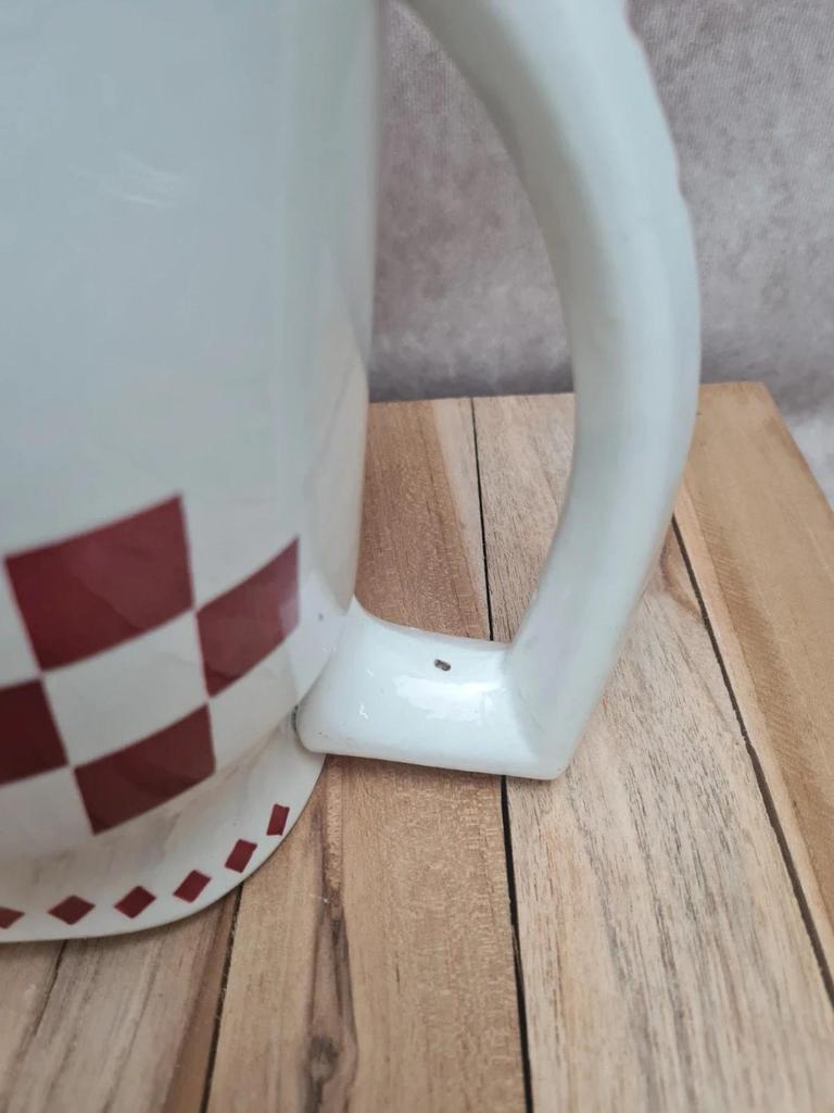 Pichet vintage damier rouge – esprit bistrot chic – dans le goût Saint-amand / L’amandinoise