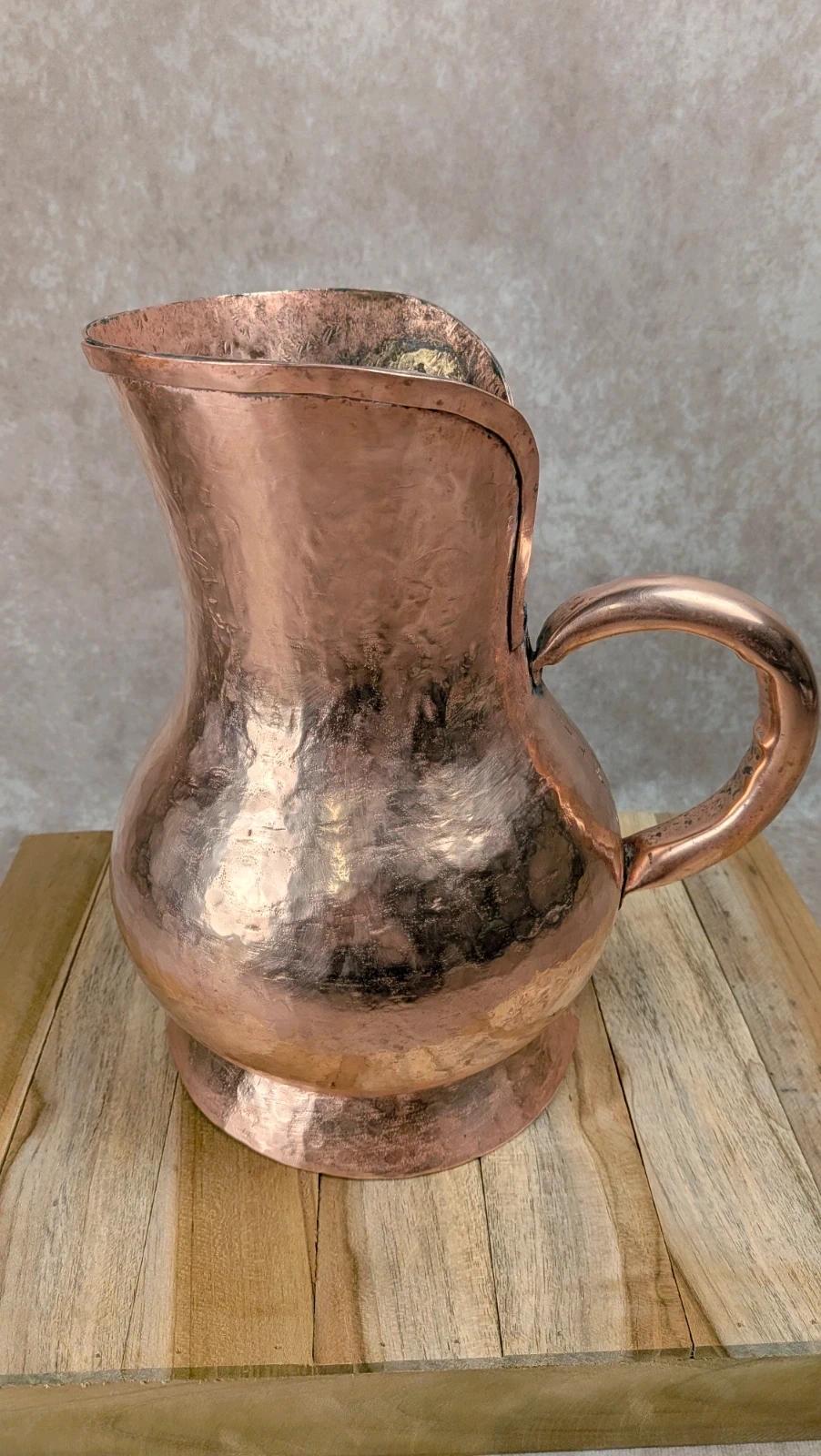 Pichet broc ancien en cuivre martelé