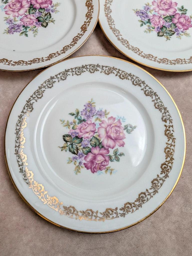 Lot de 5 assiettes plates en porcelaine de Limoges – Décor floral et dorures