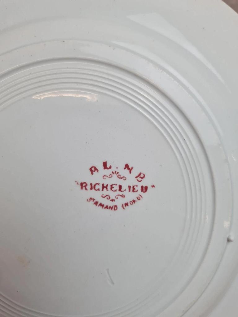 Assiette ancienne Saint-amand modèle Richelieu rouge – charme vintage 🌿