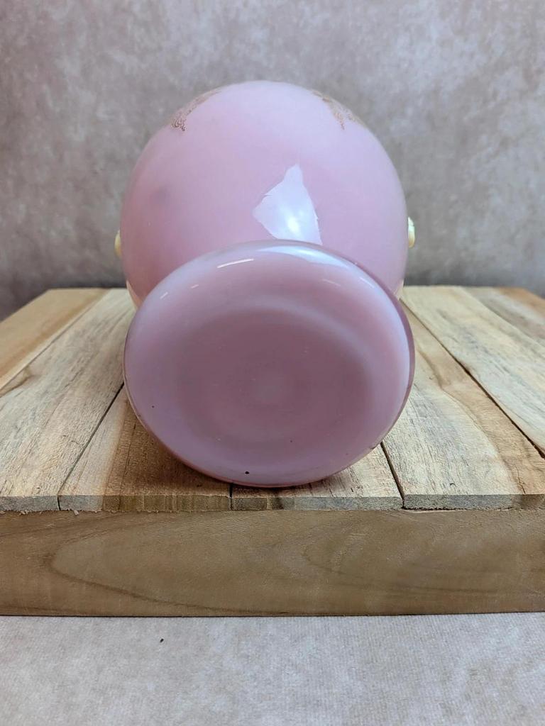Vase en opaline rose à décor camées et dorures
