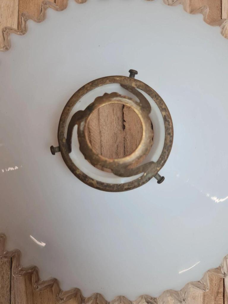 Abat-jour ancien en opaline blanche bord festonné – style vintage chic 💡