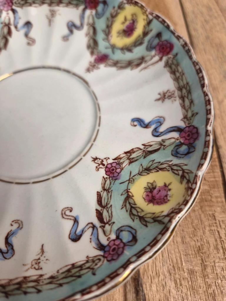 Tasse et soucoupe ancienne Gien – décor polychrome style Louis Xvi – Xixe