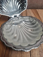 Petit beurrier coquillage vintage en métal argenté et verre opaque style Art Déco