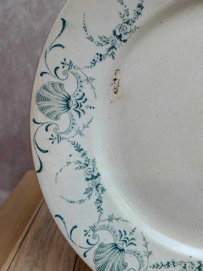 Assiette plate en terre de fer Lunéville – Modèle Guirlande – Ancienne