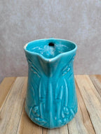 Pichet ancien en barbotine bleu turquoise