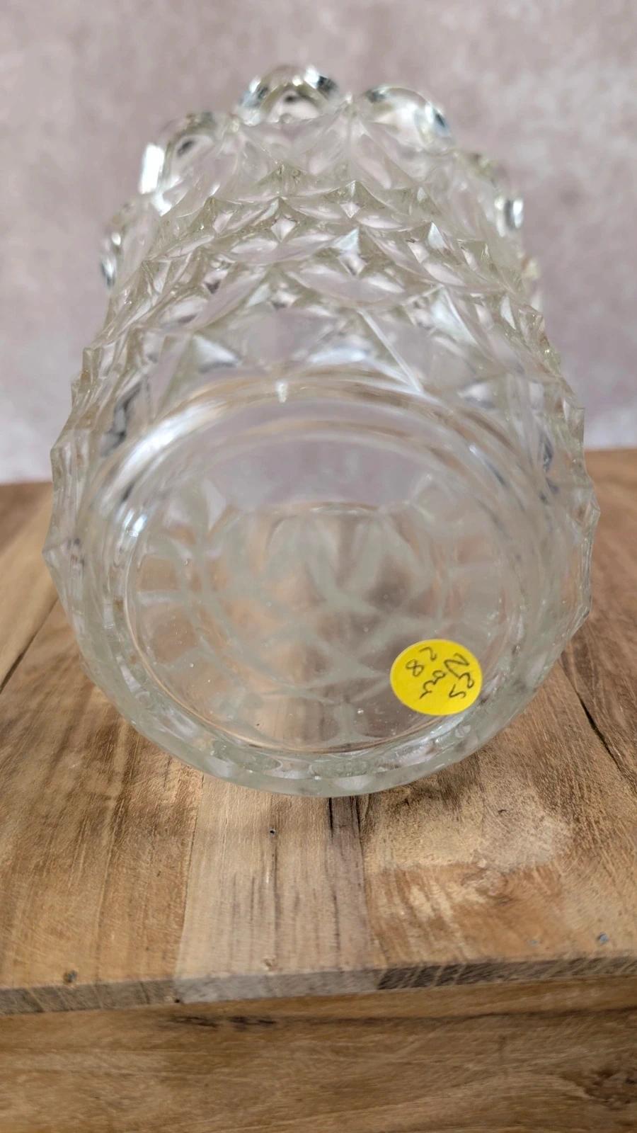 Charmant vase ancien en verre moulé