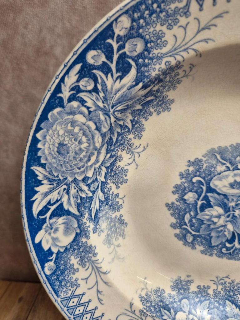 Lot de 2 assiettes creuses en terre de fer Sarreguemines – Modèle Jardinière – Décors variés