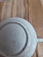 Ancienne tasse à café Terre de Fer bleue – attribuée au modèle Dentelle de Lunéville