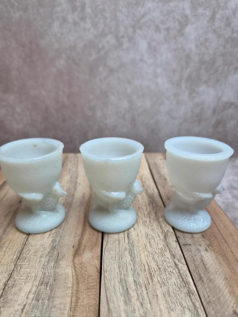 Service à œufs ancien Vallérysthal en opaline – poule et 6 coquetiers