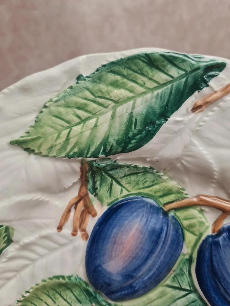 Assiette barbotine vintage décor prunes – relief feuillage 🌿🍑