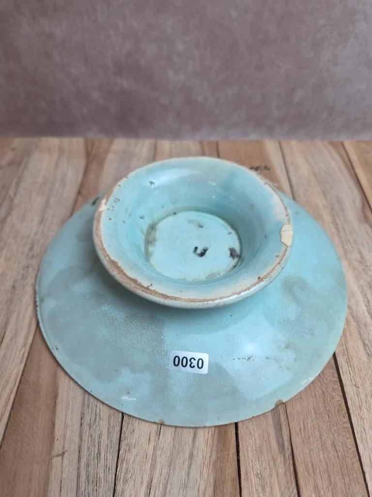 Ancien petit compotier en barbotine majolique turquoise – décor végétal en relief