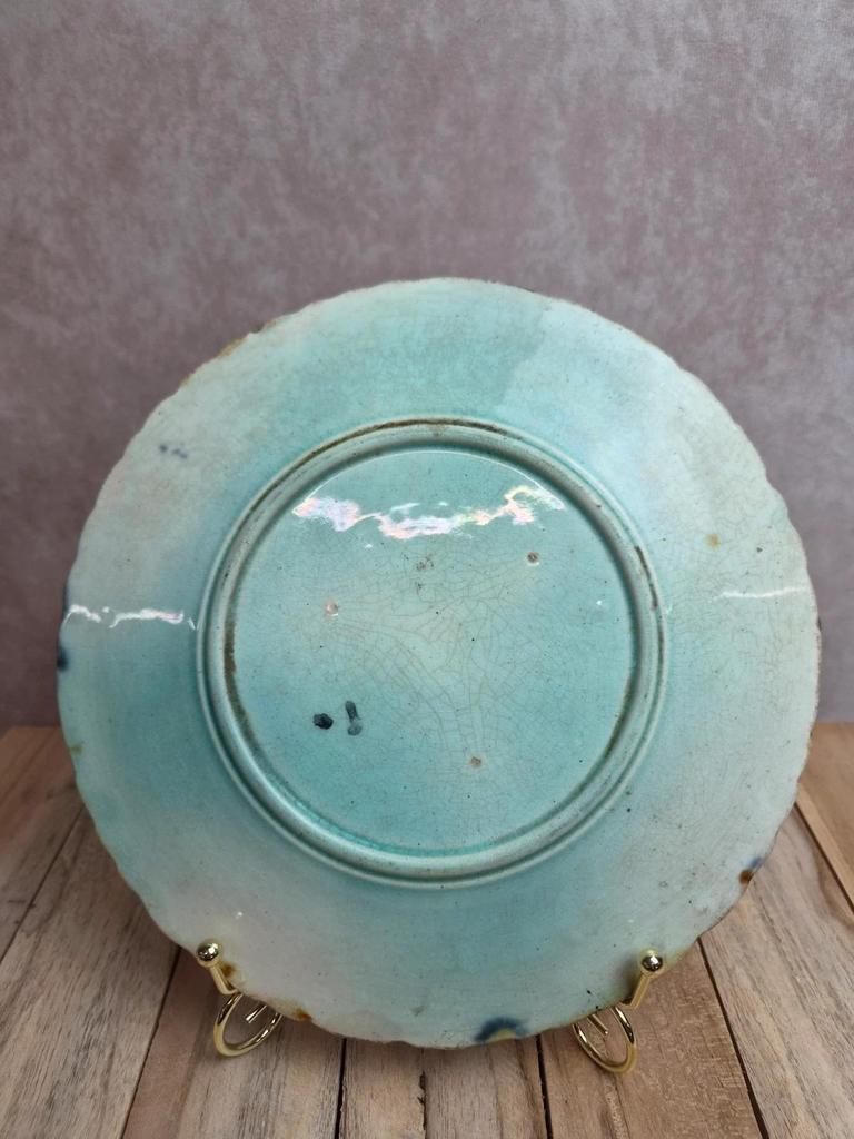 Assiette ancienne en barbotine – Décor de fraises et feuillage en relief