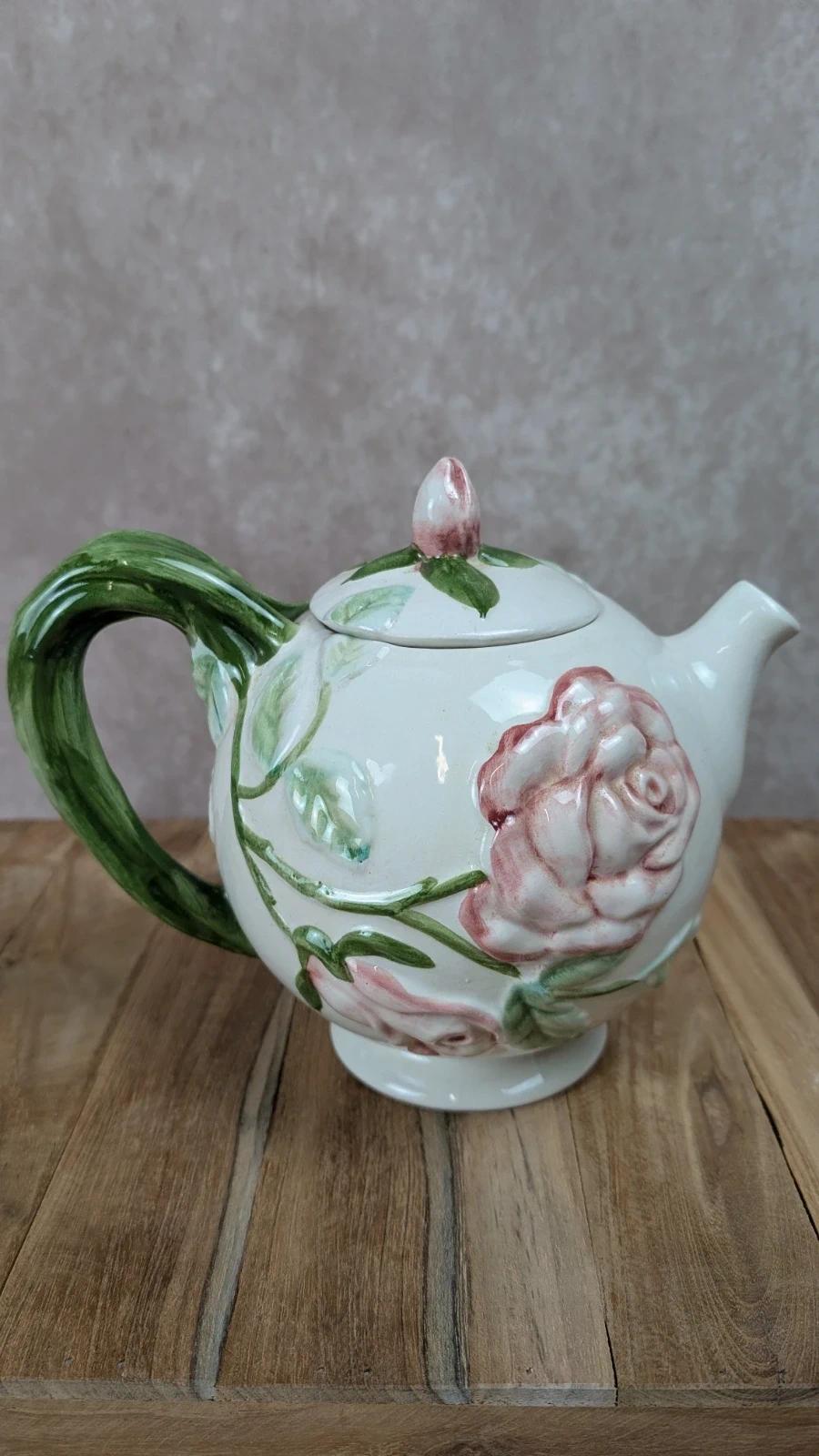 Théière ancienne en céramique fleurie Fg