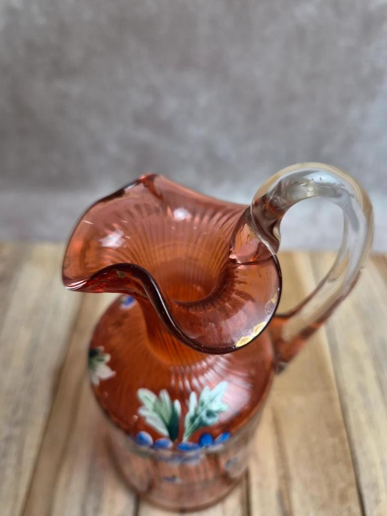 Bouteille ancienne en verre soufflé rose décor floral émaillé à la main