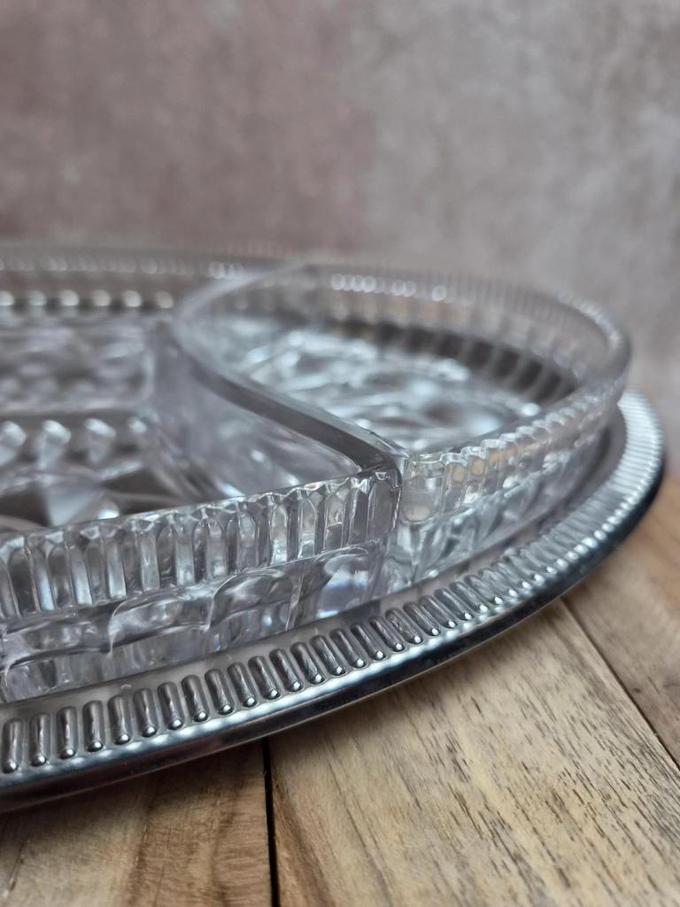 Plat apéritif compartimenté en verre sur plateau métal argenté vintage