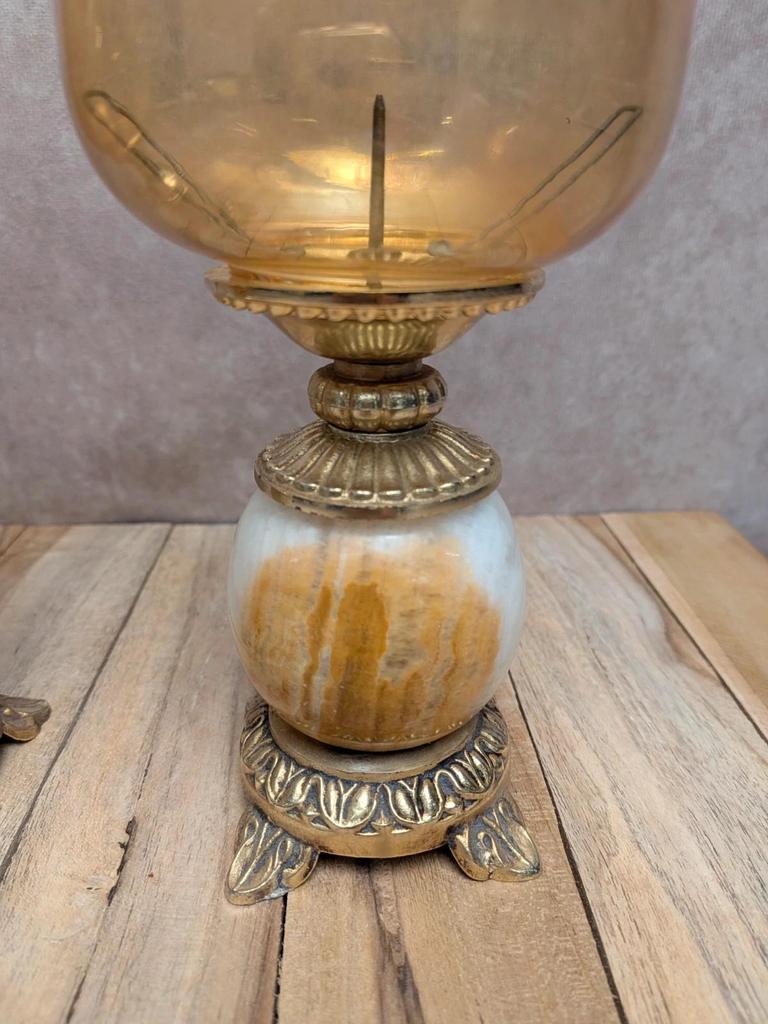 Paire de bougeoirs vintage onyx et laiton avec globes en verre ambré