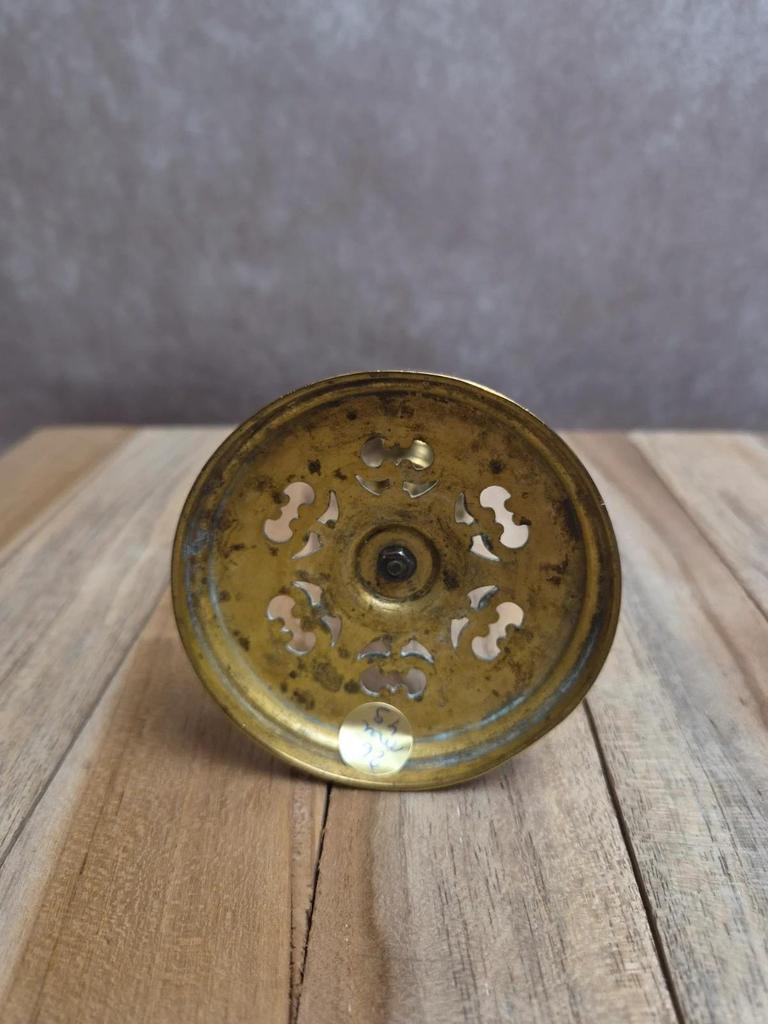 Bougeoir ancien en laiton patiné ajouré décor feuillage vintage